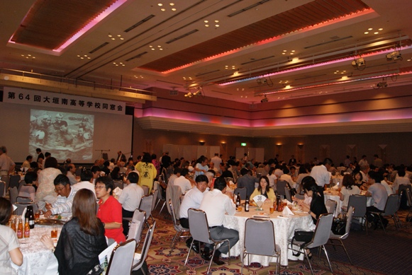 同窓会懇親会風景